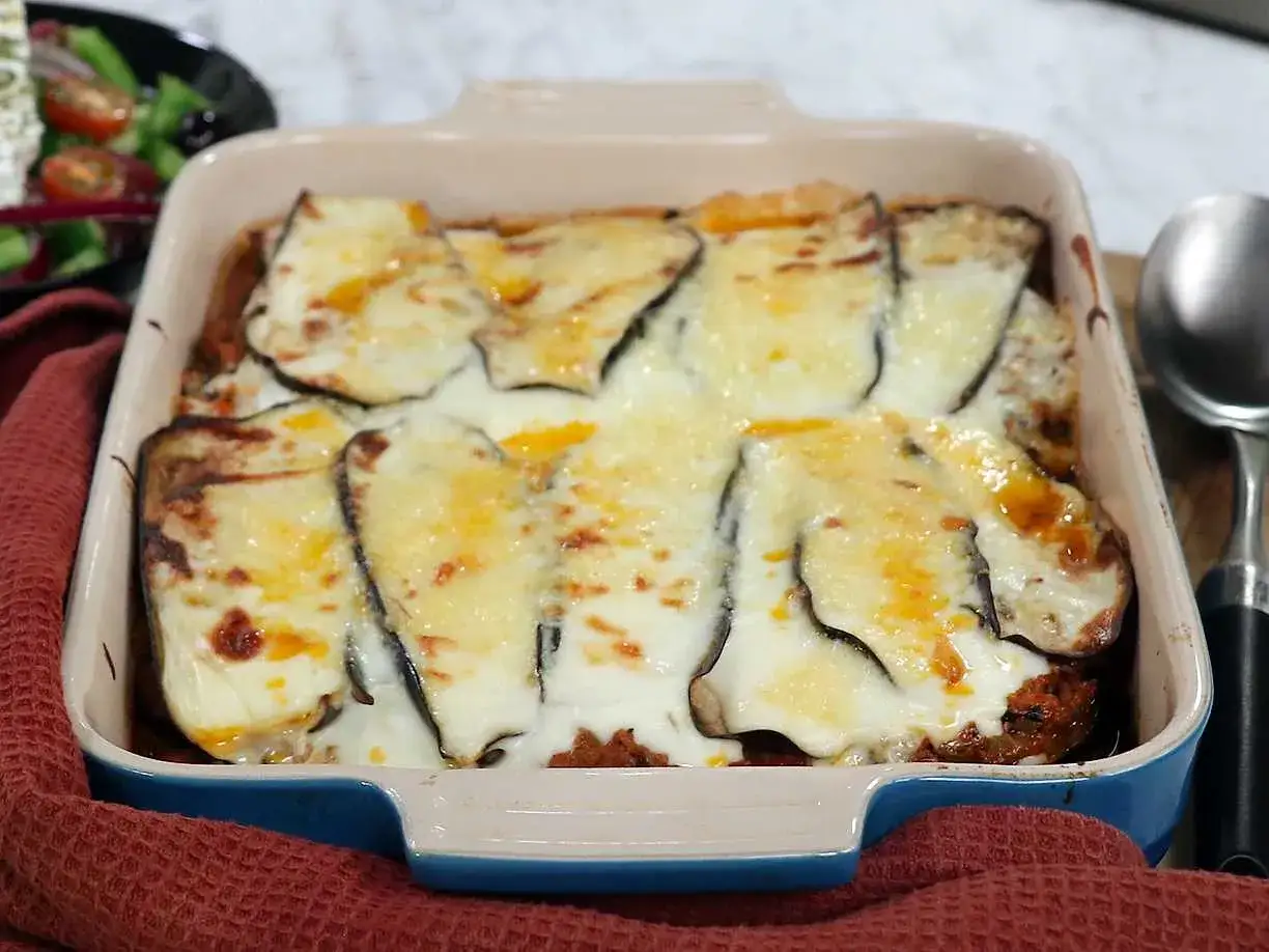 En ugnsbakad moussaka zeina med aubergine och smält ost. En härlig rätt som ser otroligt god ut.