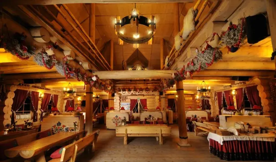 Karczma Skansen Smaków wnętrze jedzenie