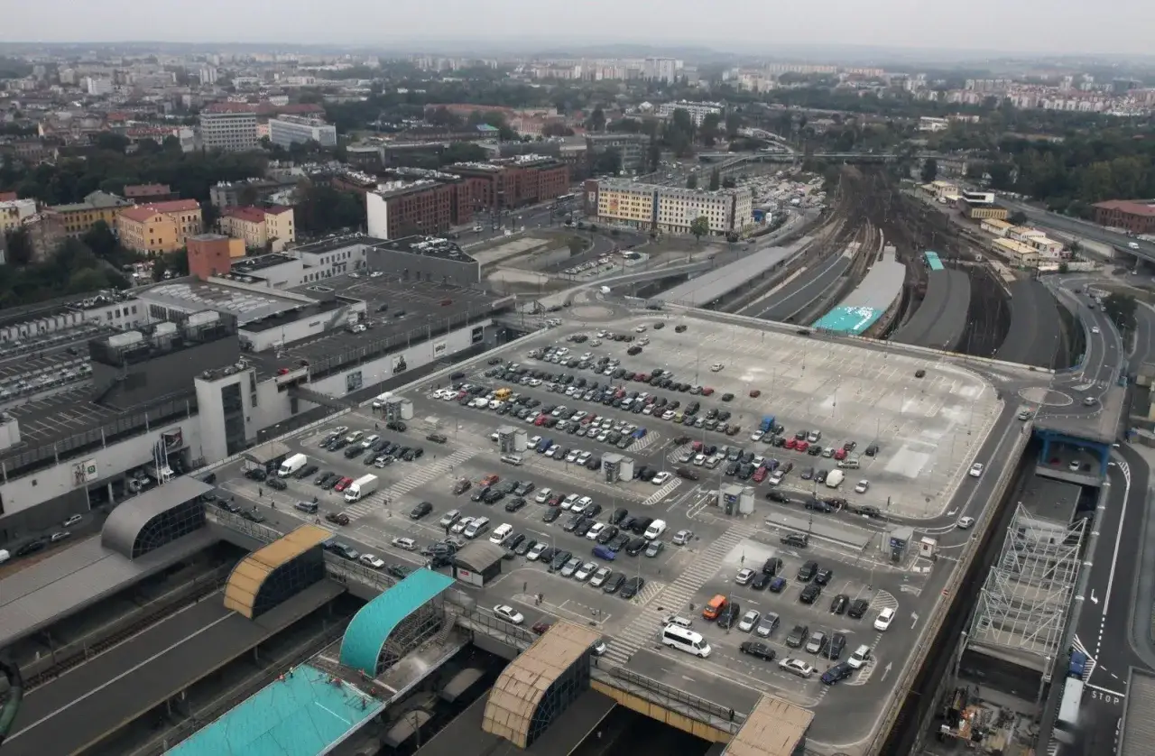 Duży parking przy dworcu PKP Kraków. Sprawdź cennik i zaplanuj podróż.