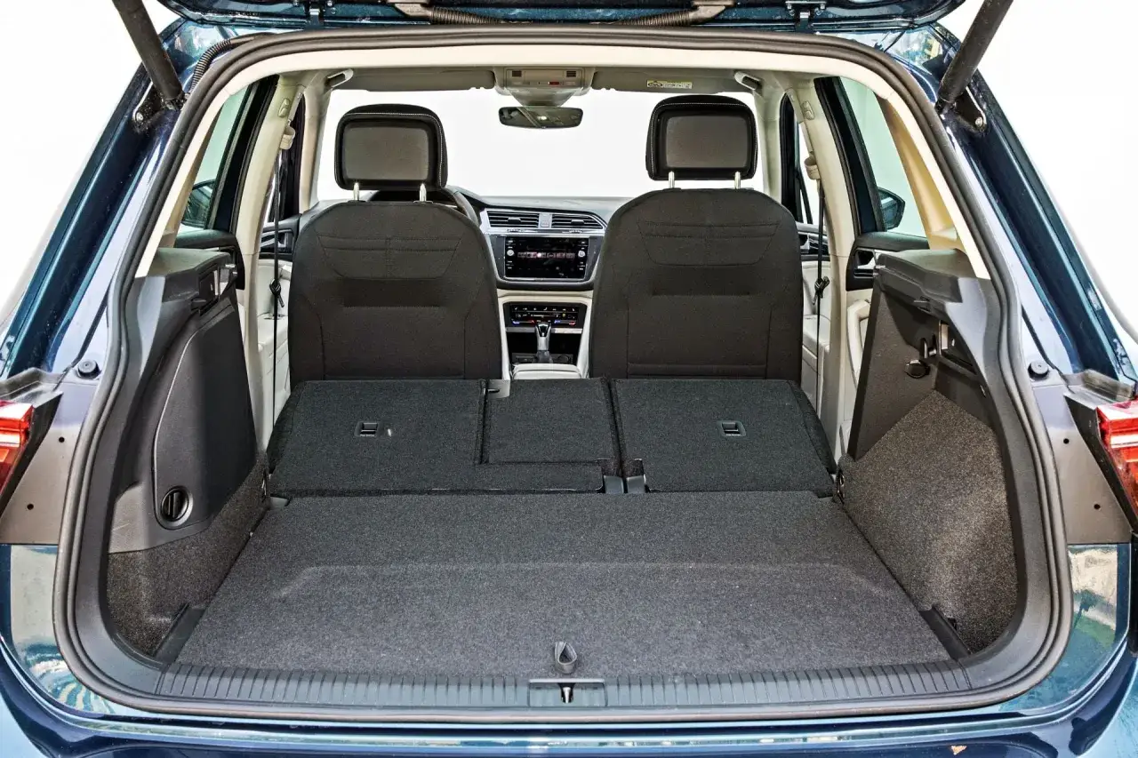 Wnętrze Tiguan 2020 z rozłożonymi tylnymi siedzeniami, tworzącymi dużą przestrzeń bagażową.