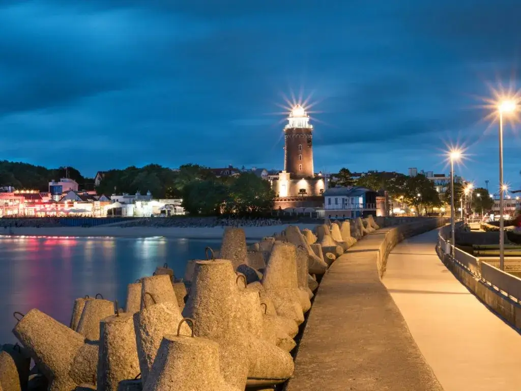 Kołobrzeg panorama latarnia morska molo