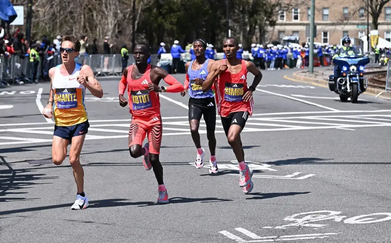 Corredores compiten en uno de los maratones mas importantes del mundo.