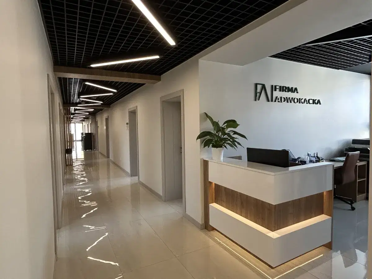 Nowoczesne biuro prawnicze z recepcją i długim korytarzem.