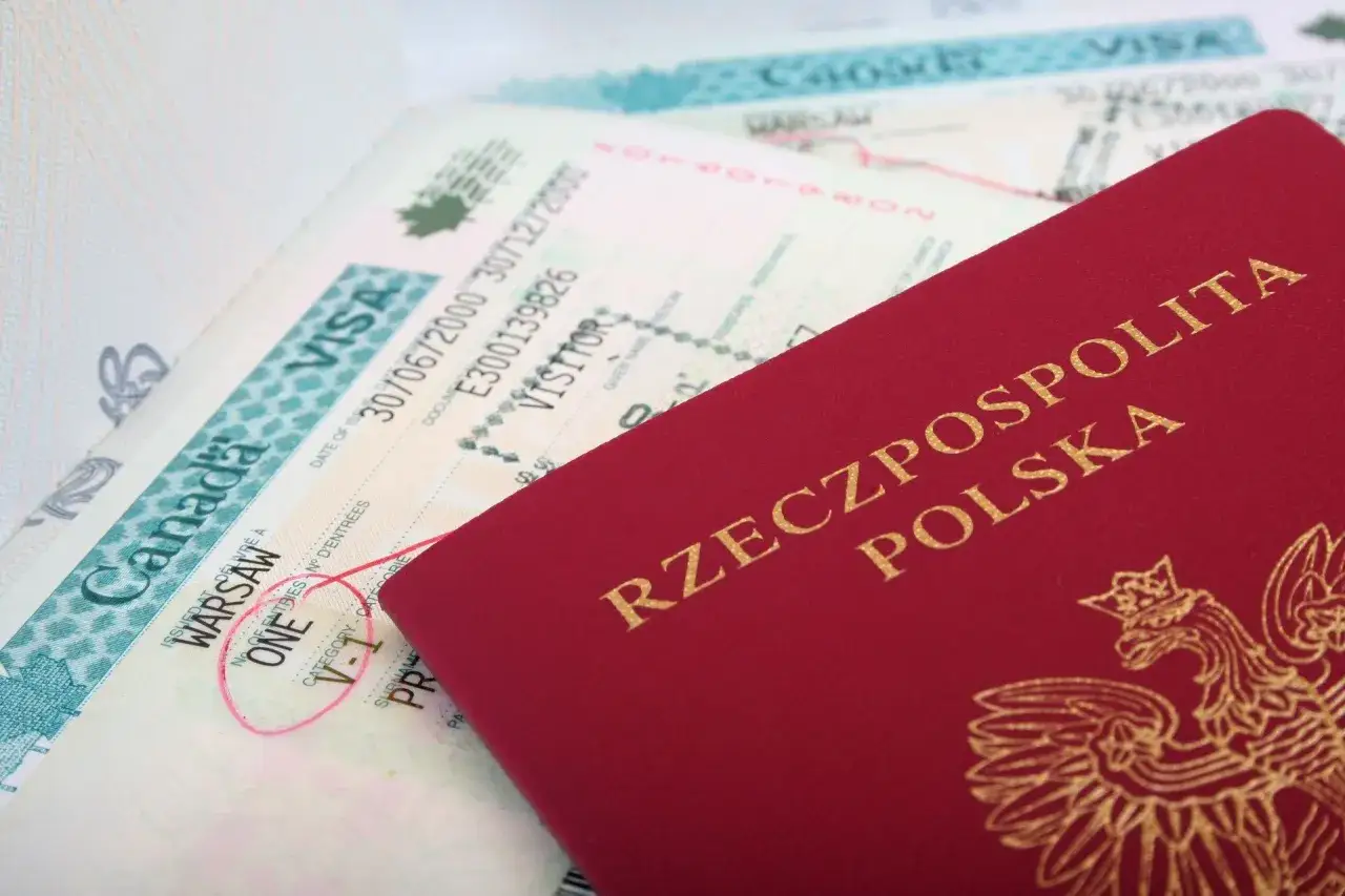 Czerwony paszport RP i wiza kanadyjska. Dokumenty te są kluczowe, gdy zastanawiamy się, ile jest ważny paszport dla dzieci na podróże zagraniczne.