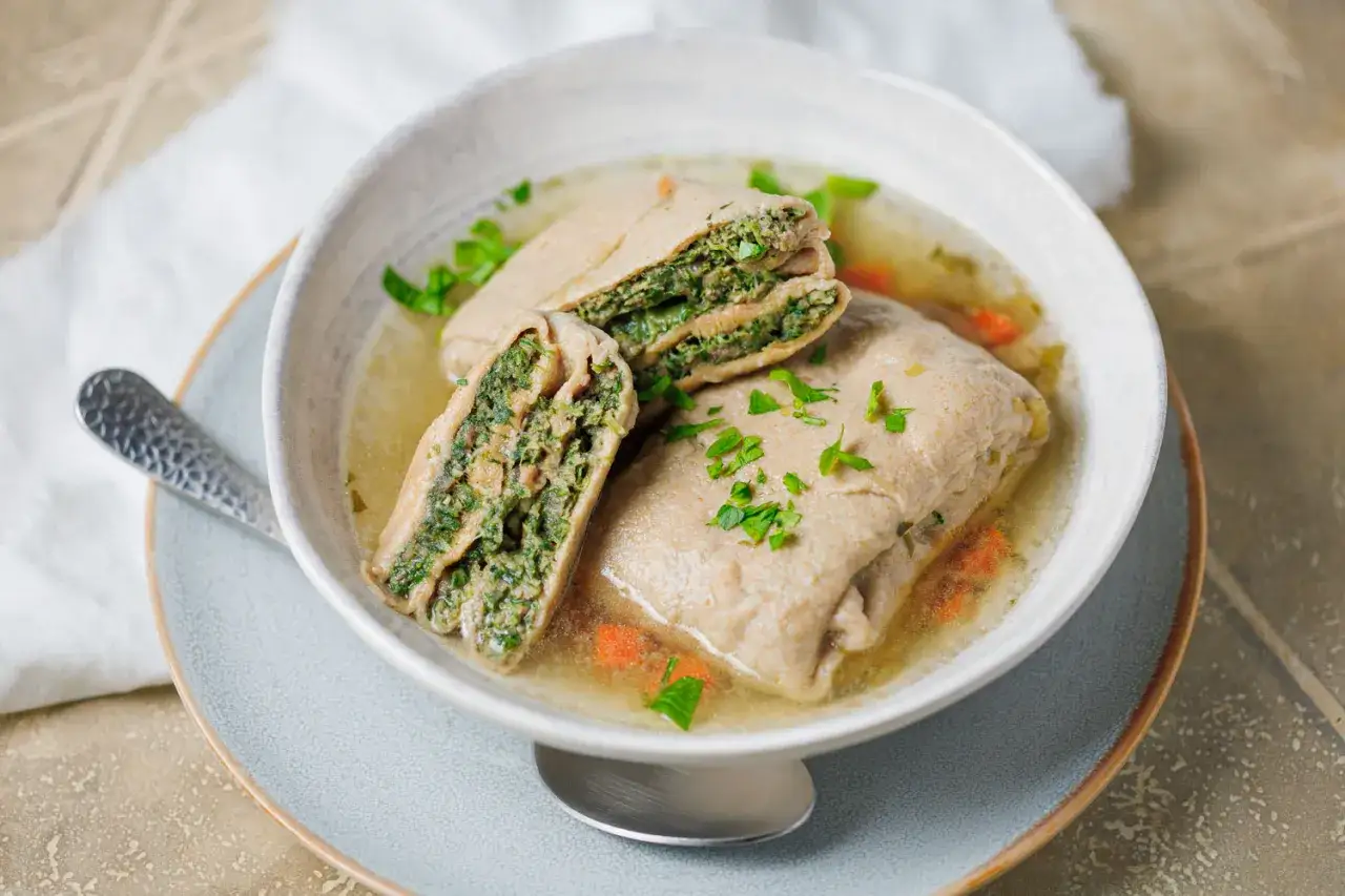 Herzhafte Maultaschen low carb in Brühe, gefüllt mit Spinat und Kräutern, garniert mit Petersilie.