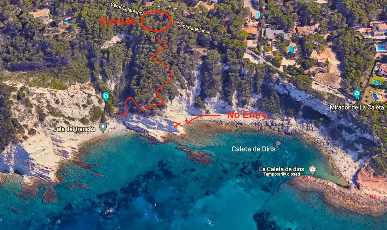 Ruta marcada hacia la cala del francés, con advertencia de