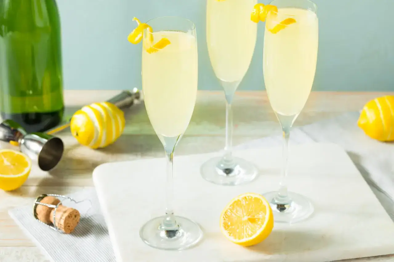 Erfrischendes Prosecco Sorbet mit Zitronenzesten in eleganten Gläsern, bereit für den Genuss.