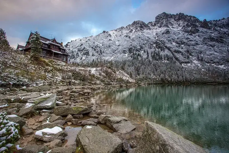 Morskie Oko widok na jezioro i schronisko