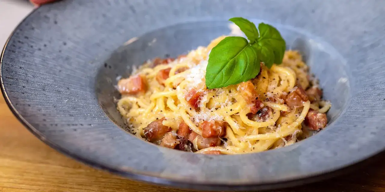 En kr&auml;mig carbonara med pancetta, toppad med parmesan och en f&auml;rsk basilika. En klassiker som alltid smakar bra.