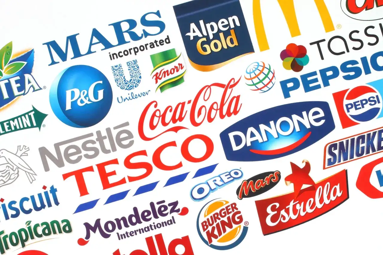 Logos von Danone, Nestl&eacute;, Coca-Cola, Pepsi, Mars und vielen anderen bekannten Marken.