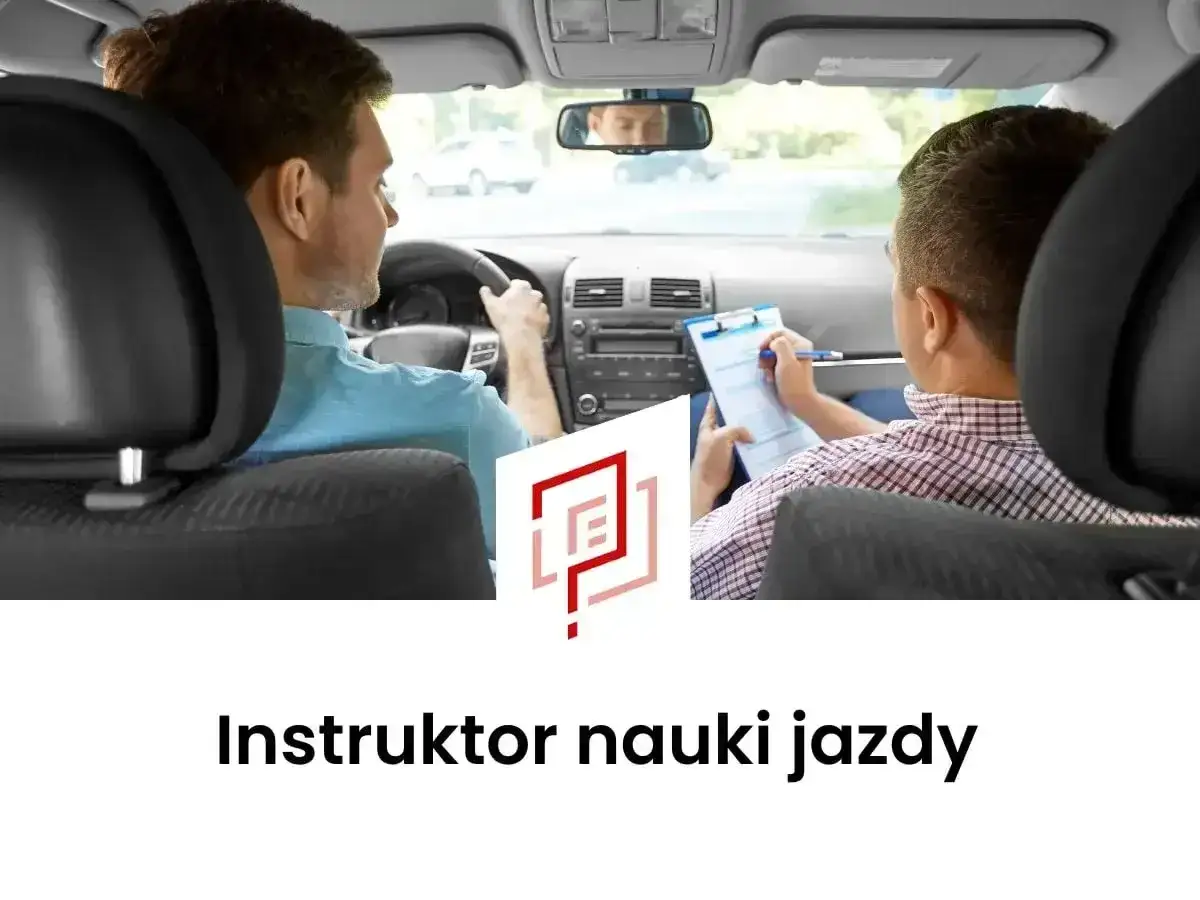 Instruktor nauki jazdy, siedząc obok kursanta, notuje postępy. Dowiedz się, ile zarabia instruktor jazdy.