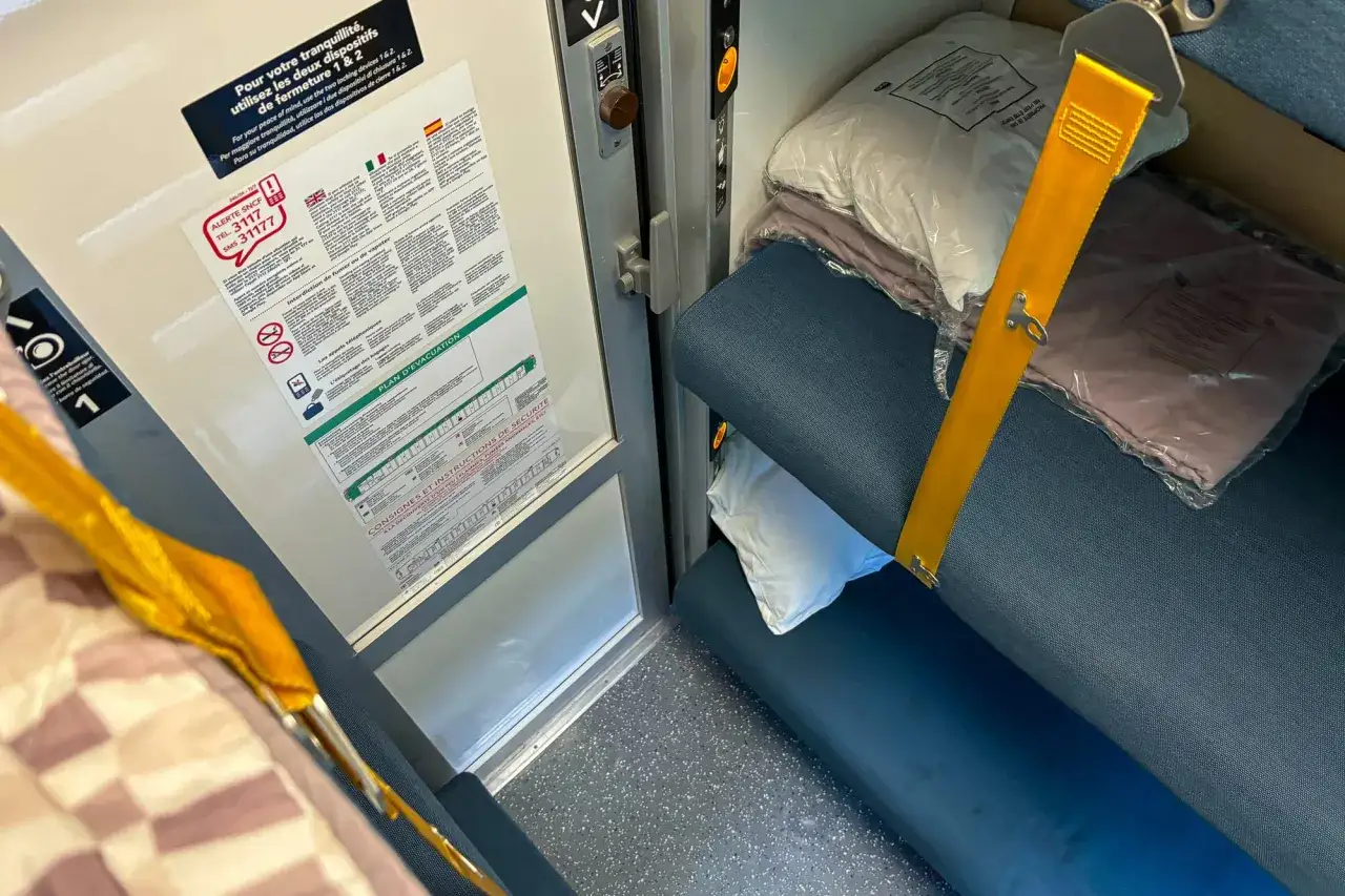 Schlafplatz im Nachtzug Paris-Nizza. Gemütliche Betten mit Kissen und Decken, bereit für die Reise.