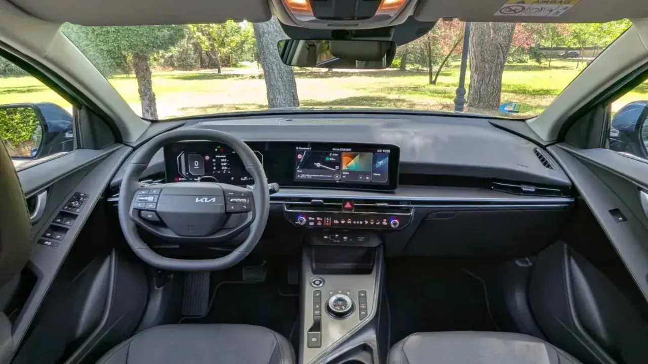 Interior del Kia Niro listo para una prueba de manejo. Volante moderno, pantalla t&aacute;ctil y consola central detallada.