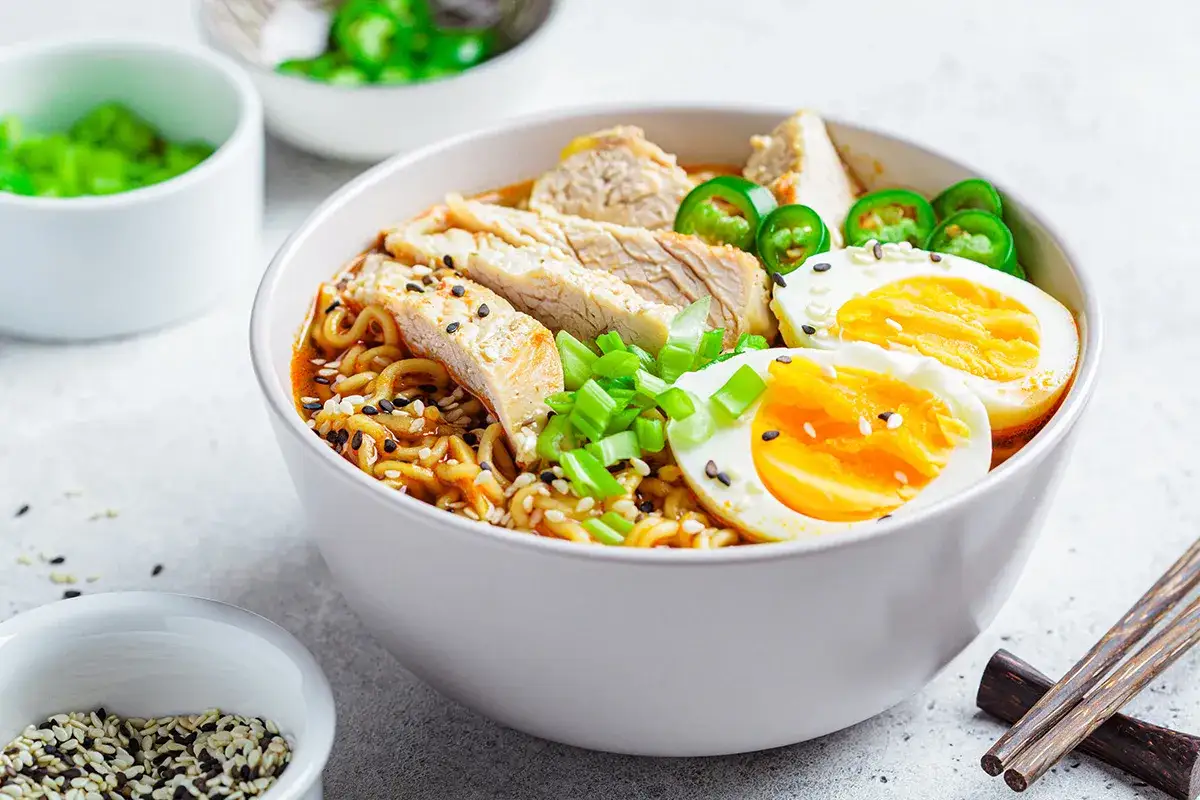 Herzhafte japanische Rezepte: Eine Schüssel Ramen mit Hühnchen, Ei und Jalapeños.