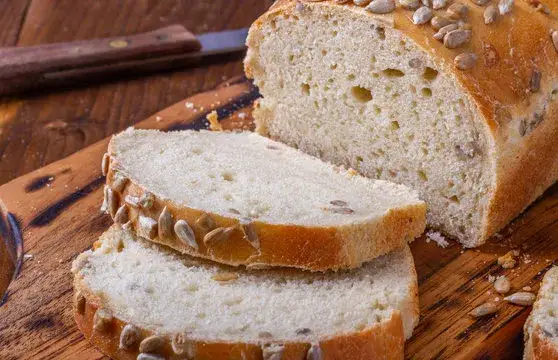 domowy chleb bezglutenowy na desce do krojenia