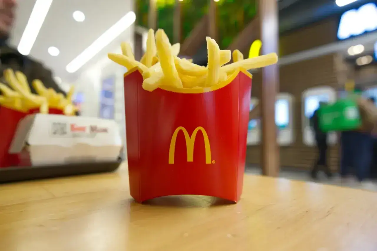 Duże frytki w McDonald's, idealne na przekąskę. Zastanawiasz się, ile kosztują duże frytki w McDonald's?