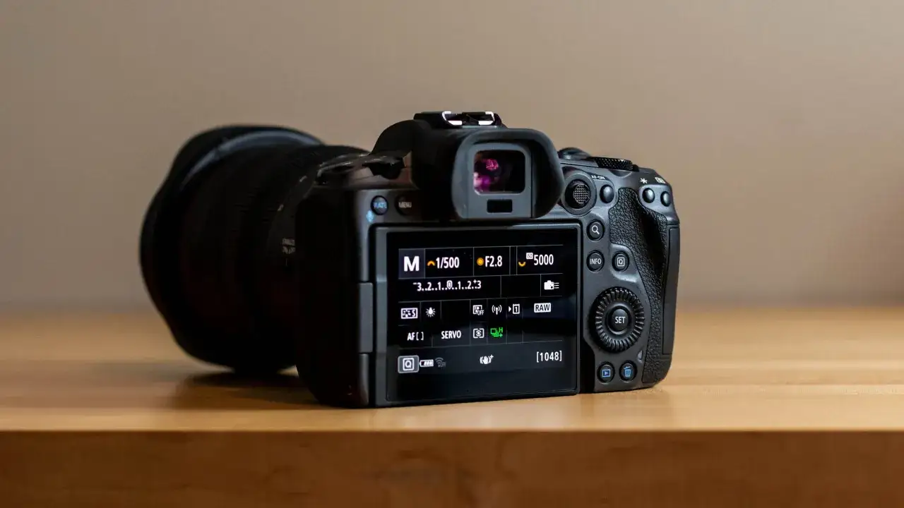 Canon EOS R5 med objektiv. Sk&auml;rmen visar inst&auml;llningar som ISO 5000, f/2.8 och 1/500s.