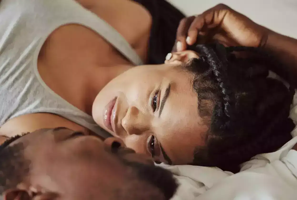 Un couple intime, leurs visages se rapprochent, une connexion palpable qui sugg&egrave;re le d&eacute;sir d'avoir de la libido.