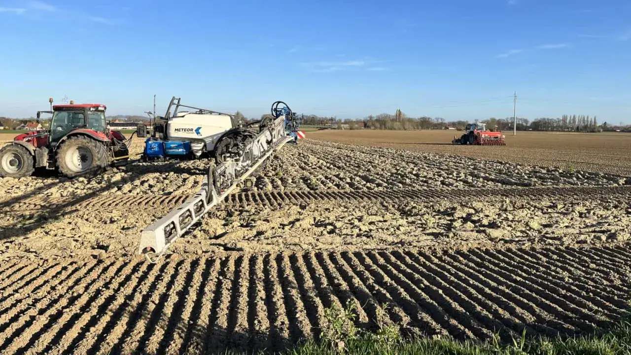 Tracteur et semoir en action dans un champ labouré, illustrant le fosbury mode d'action pour un semis précis.