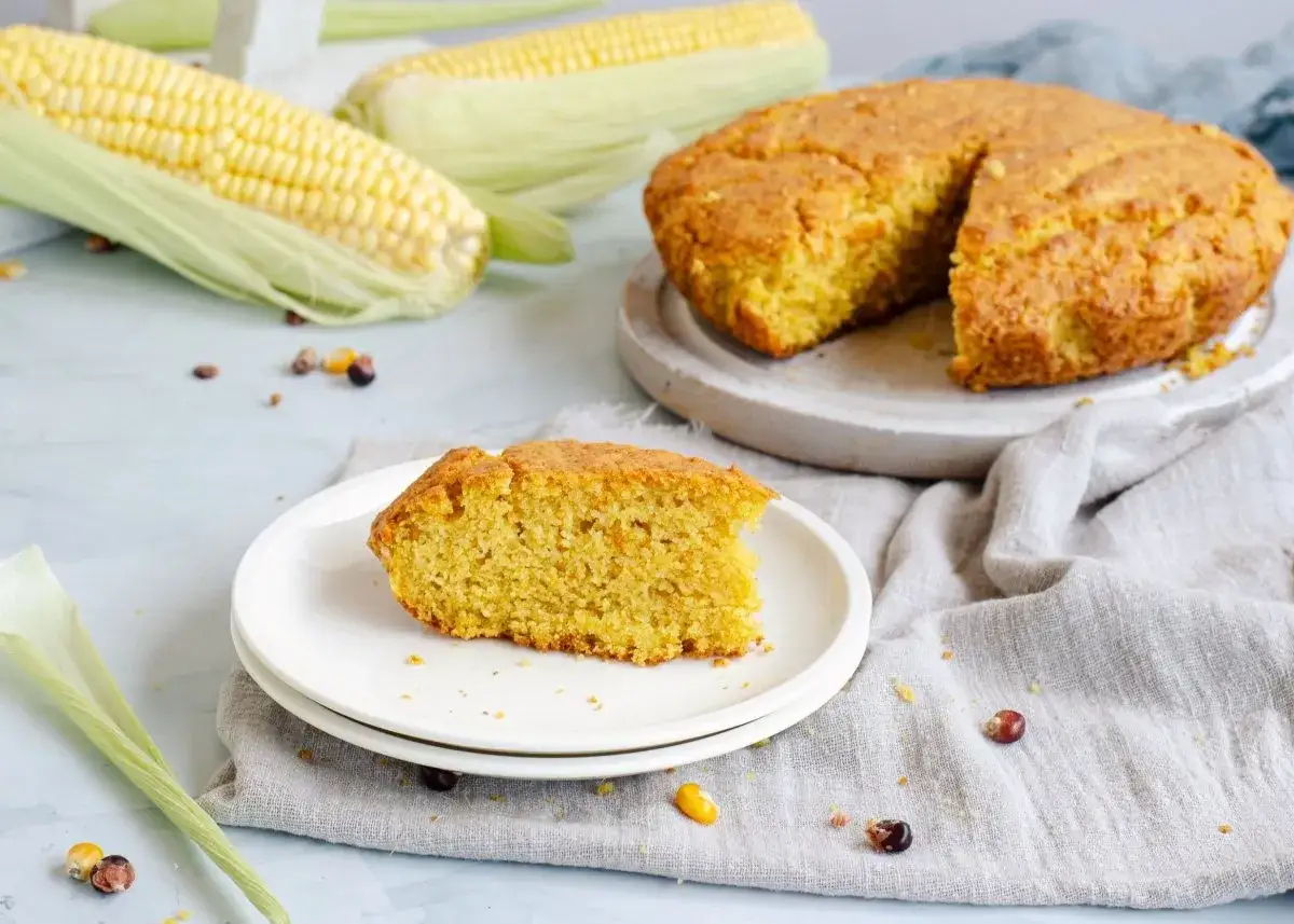 Un delicioso pan de maíz, con su corteza dorada y miga esponjosa, listo para disfrutar. ¡Aunque el pan de maíz engorda, su sabor es irresistible!