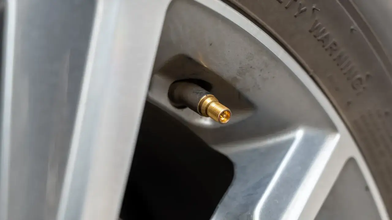 Detalle de la válvula de rueda de coche, con su rosca dorada lista para ser inflada.