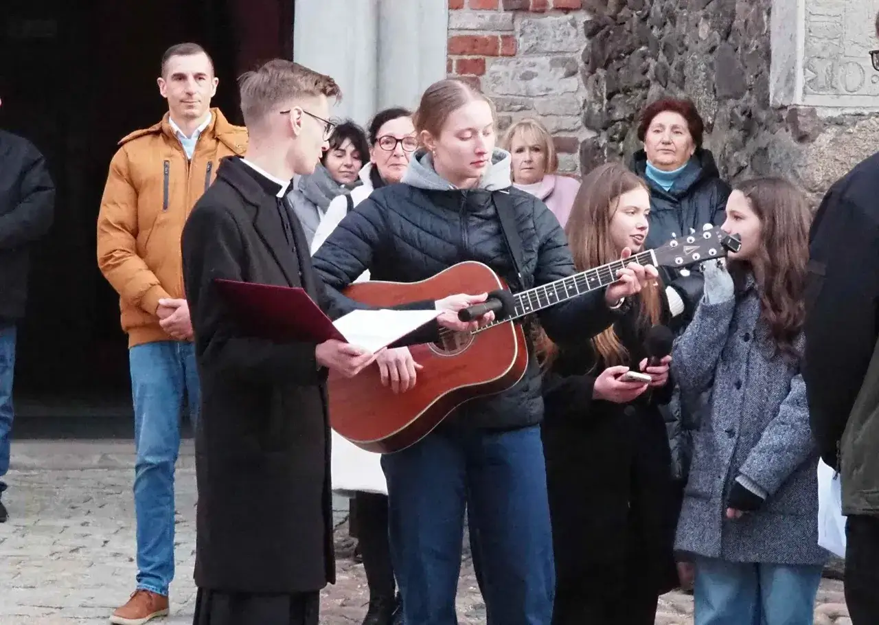 Młodzi ludzie grają i śpiewają, pokazując, czy warto należeć do wspólnoty parafialnej. Różne grupy i ruchy tworzą bogactwo życia kościelnego.