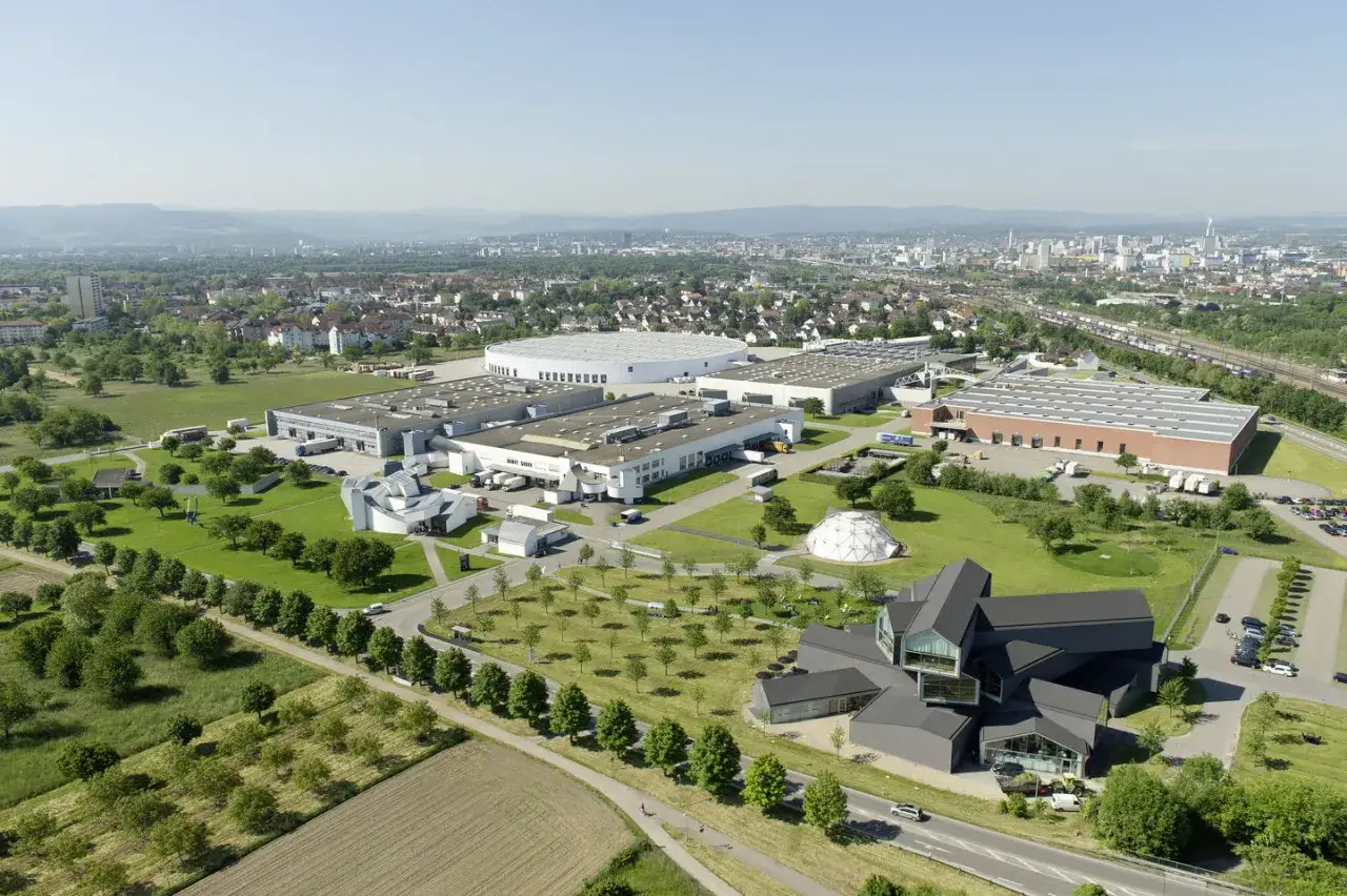 Luftaufnahme des Vitra Museums Weil am Rhein mit seiner markanten Architektur und umliegenden Geb&auml;uden.