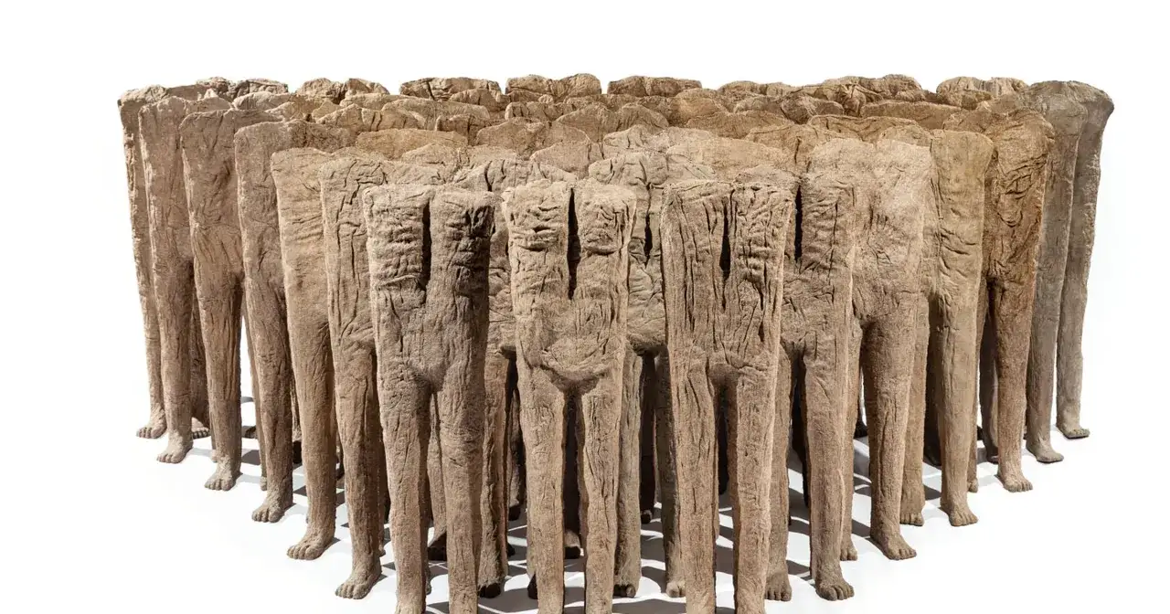 Tłum postaci bez głów, dzieło Magdaleny Abakanowicz, tworzy gęsty, surowy las ludzkich nóg.