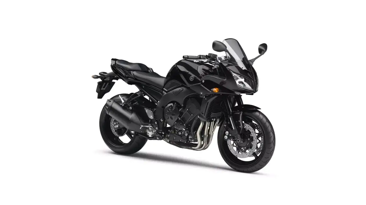 Czarny motocykl Yamaha Fazer, gotowy do jazdy.