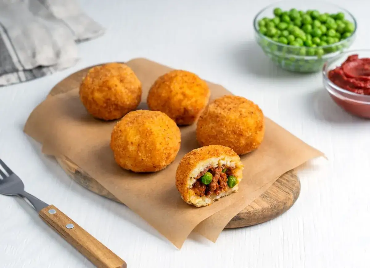 Arancini co to? Złociste kulki ryżowe z mięsem i groszkiem, chrupiące na zewnątrz, pyszne w środku.