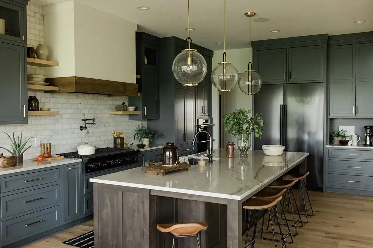 Moderna cocina con gabinetes oscuros, isla central y una acogedora zona de café.