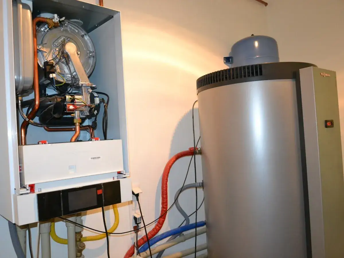 Kocioł gazowy i zasobnik wody. Instalacja odgromowa chroni te urządzenia przed wyładowaniami atmosferycznymi.