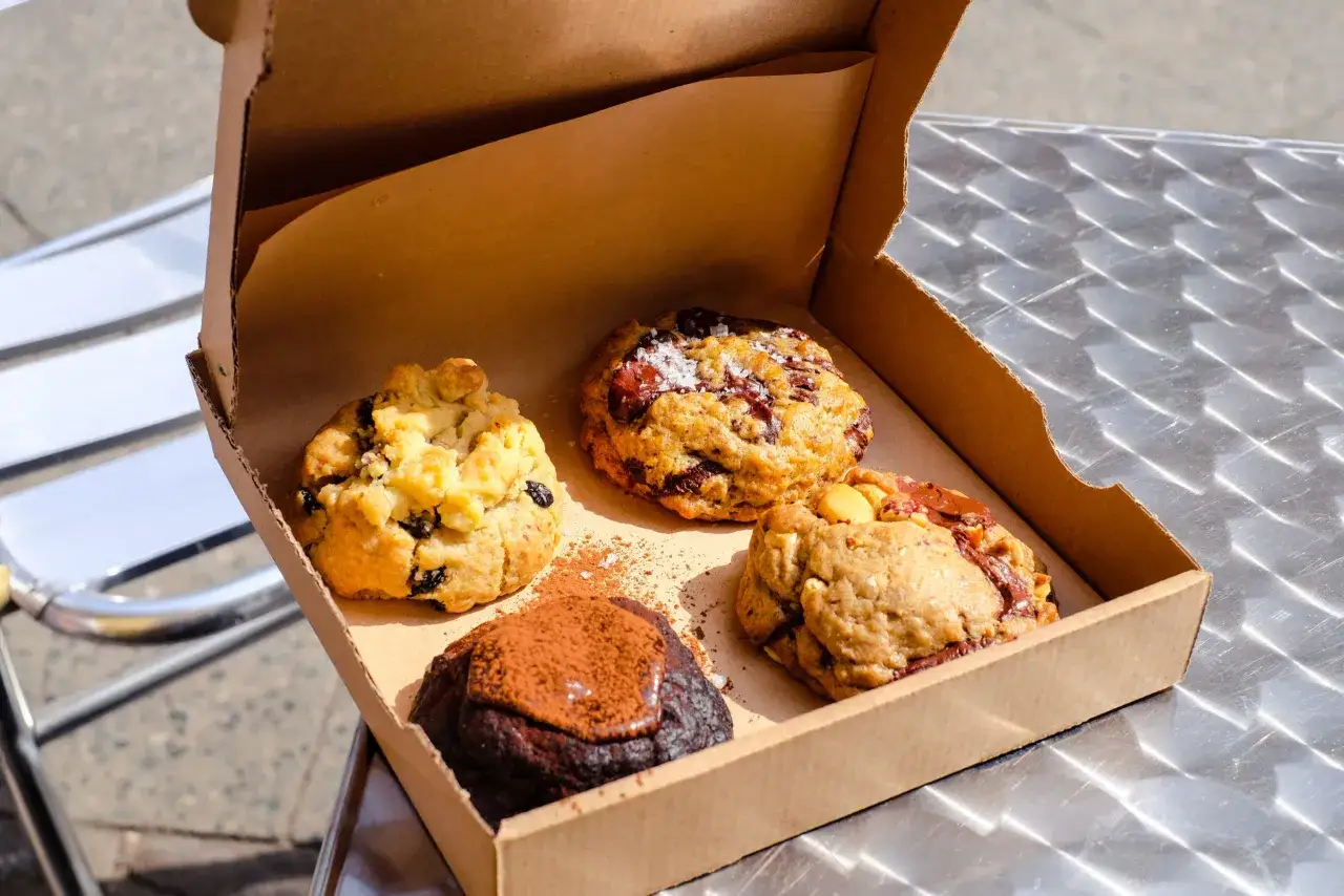 Vier k&ouml;stliche, hausgemachte Cookies in einer Pappschachtel &ndash; die besten Cookies Berlins, bereit zum Genie&szlig;en.