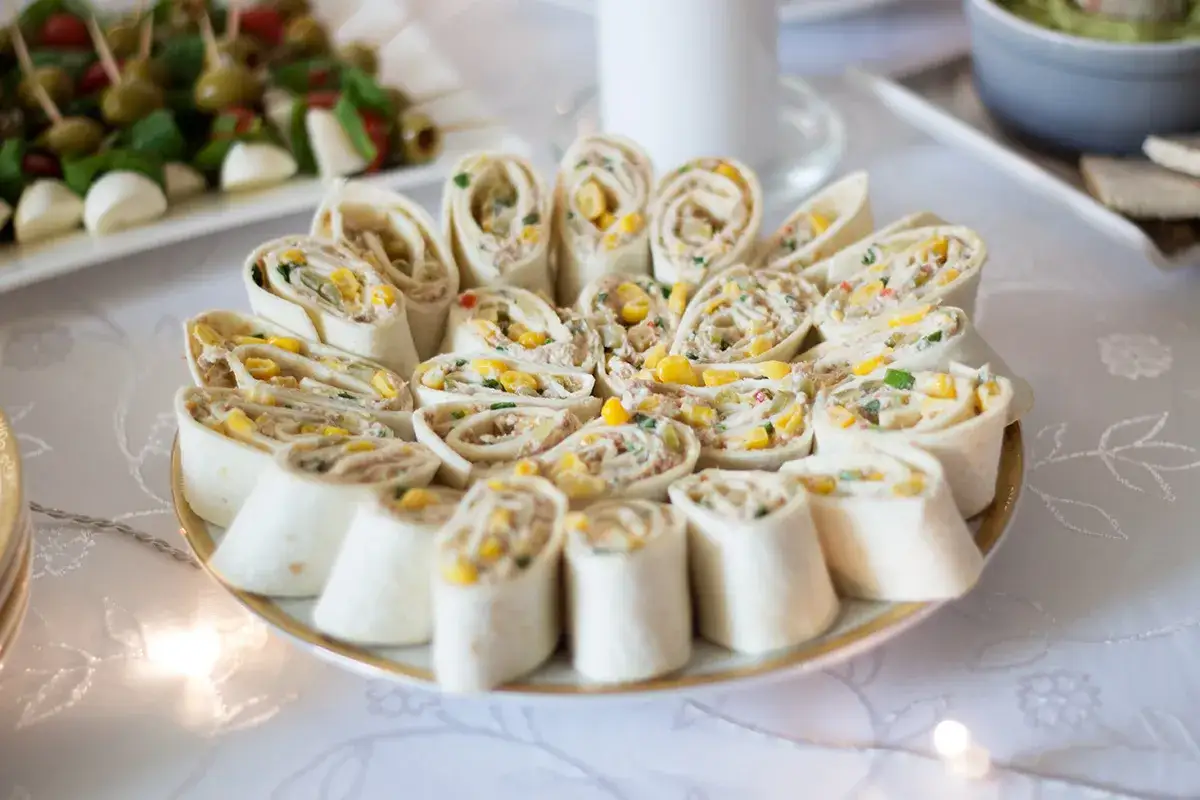 Roladki z tortilli z tuńczykiem i kukurydzą, idealne na imprezę. Proste finger food przepisy na każdą okazję.
