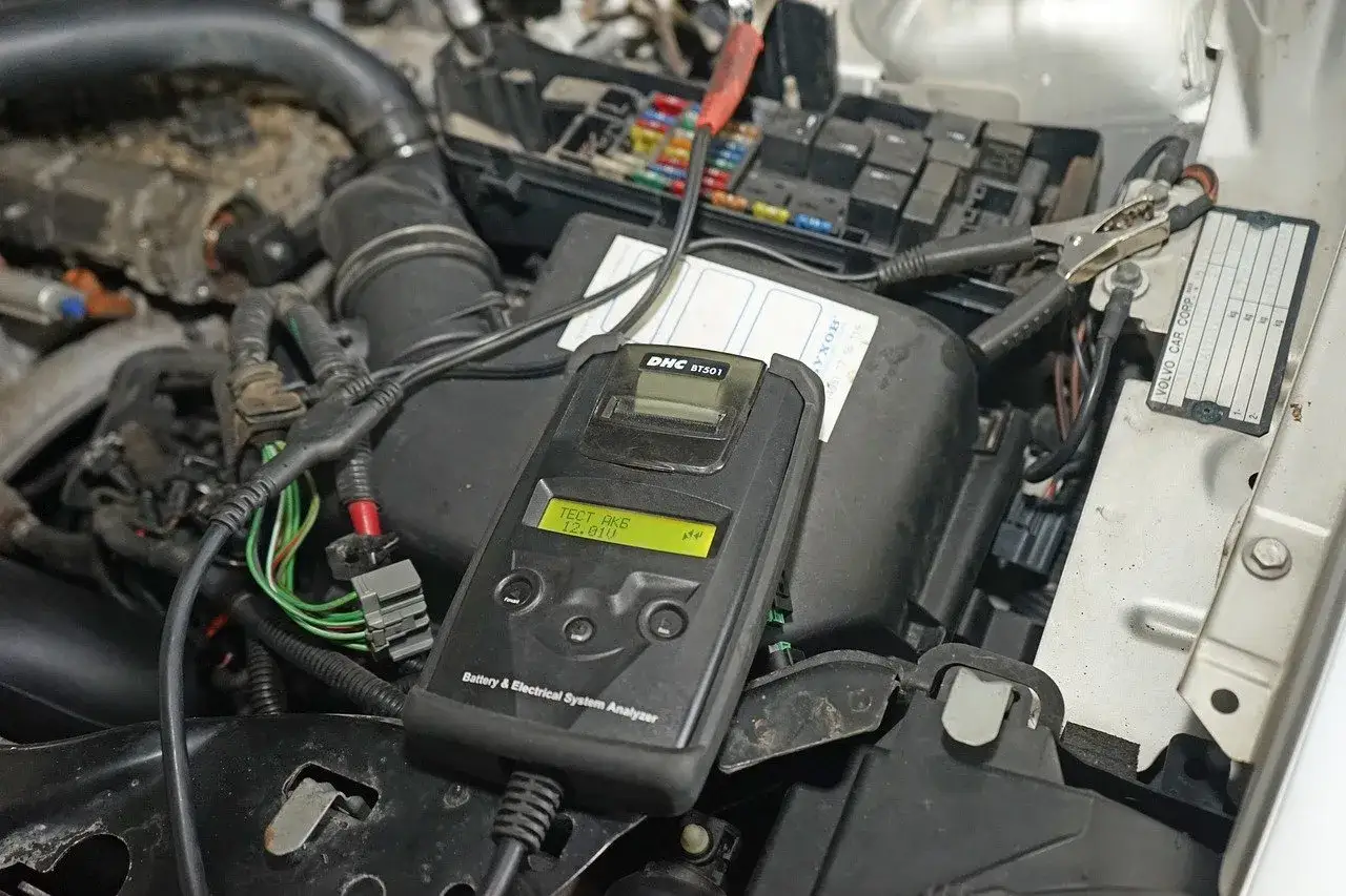 Tester akumulatora pokazuje 12.01V. Sprawdzam, ile wytrzymuje akumulator w moim Volvo.