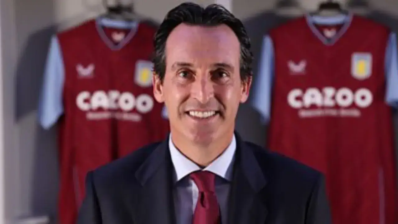 Uśmiechnięty Unai Emery, nowy aston villa trener, pozuje na tle klubowych koszulek.