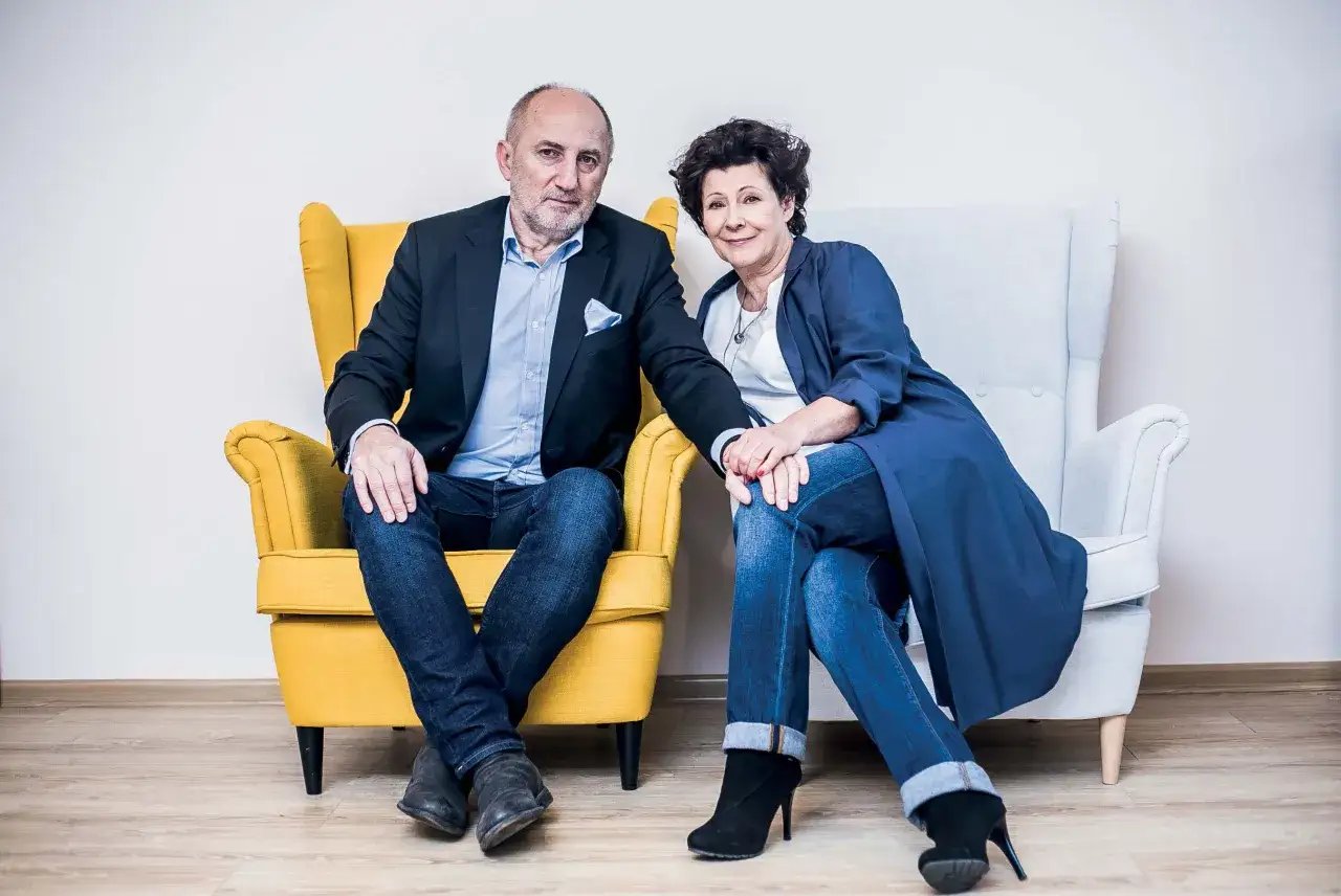 Dorota Kołak z pierwszym mężem, siedzą na fotelach.