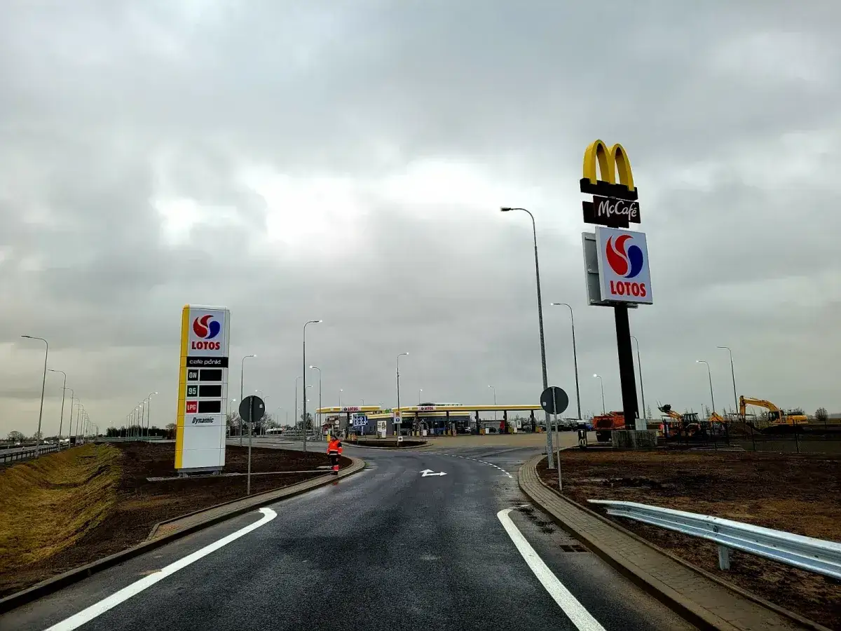 Stacja Lotos i McDonald's. Co to znaczy? To miejsce, gdzie można zatankować i zjeść.