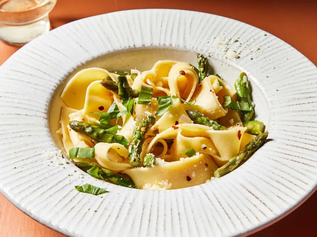 Breite Bandnudeln mit frischem Spargel, Kräutern und Parmesan. Ein köstliches Spargel-Pasta-Gericht.
