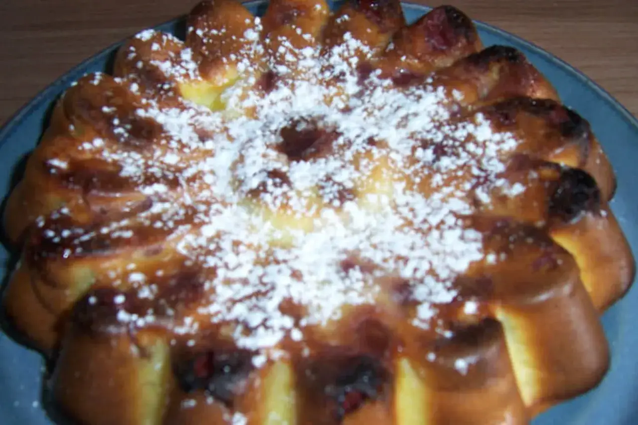 Clafoutis aux cerises, saupoudr&eacute; de sucre glace. Une recette clafoutis facile et d&eacute;licieuse pour le dessert.