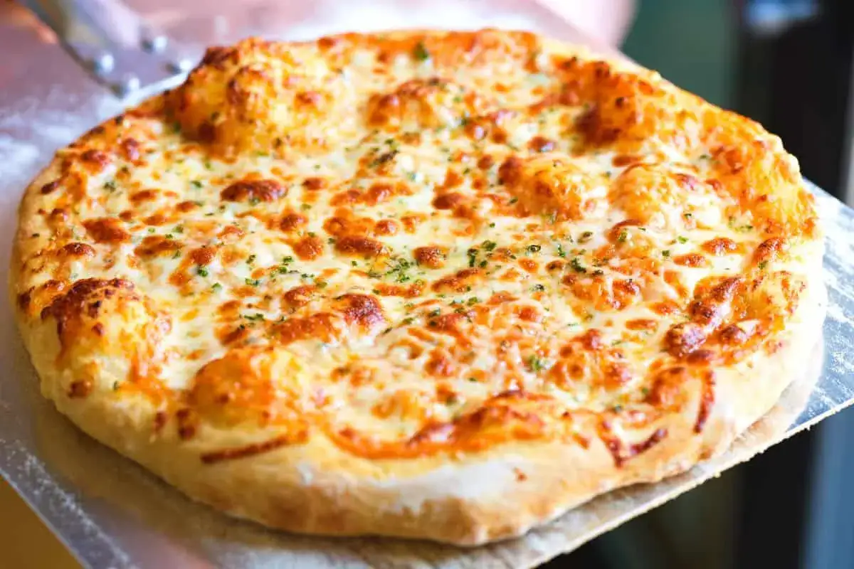 En gyllene, bubblande ostpizza med örter. Vilken ost till pizza är bäst? Denna ser fantastisk ut!