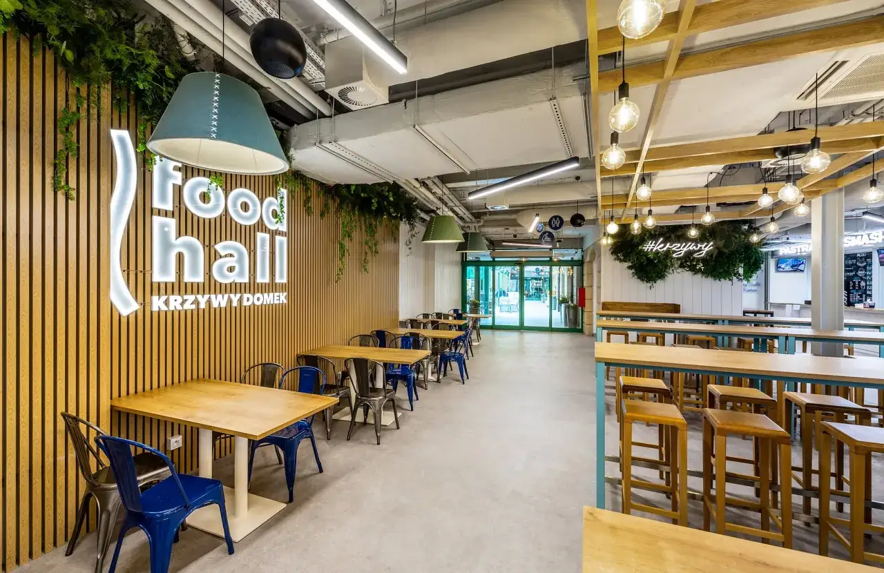 Wnętrze food hall z napisem