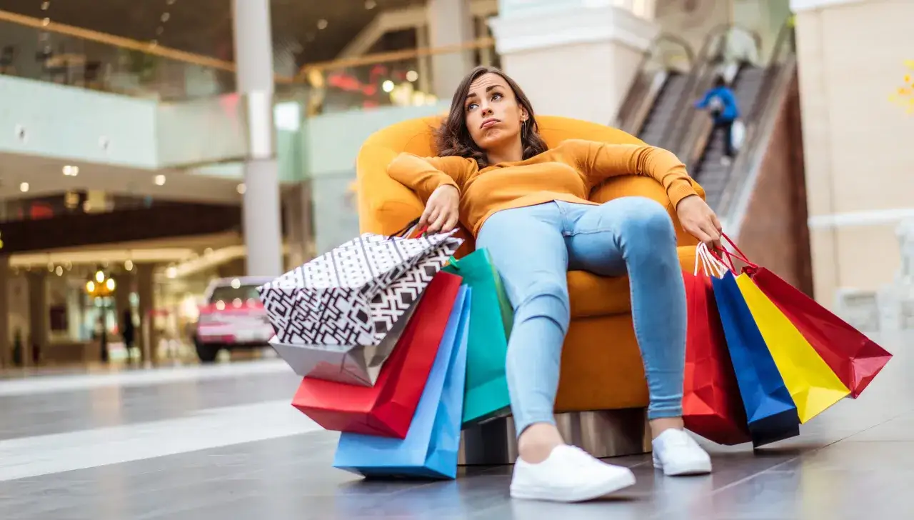 Black Friday zakupy w sklepach, ludzie z torbami, promocje elektronika moda