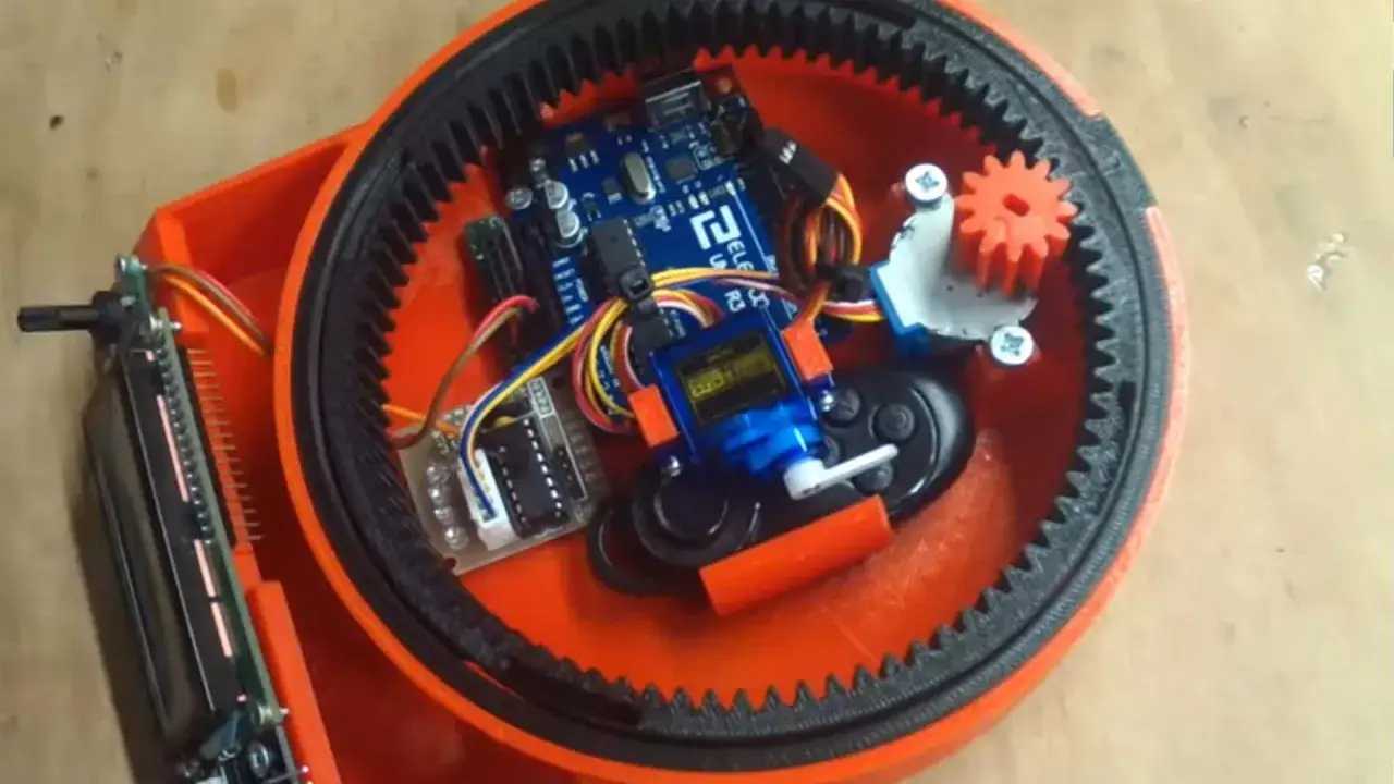 Projekt diy 3d scanner: Arduino, serwo i zębatki w pomarańczowej obudowie.