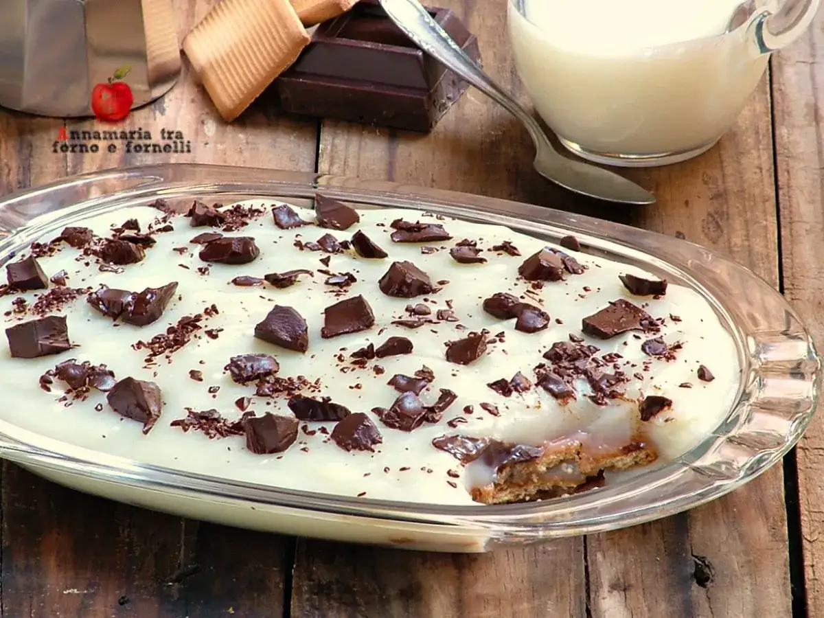 Delizioso dolce al cucchiaio con crema di latte e scaglie di cioccolato fondente, su una base di biscotti.