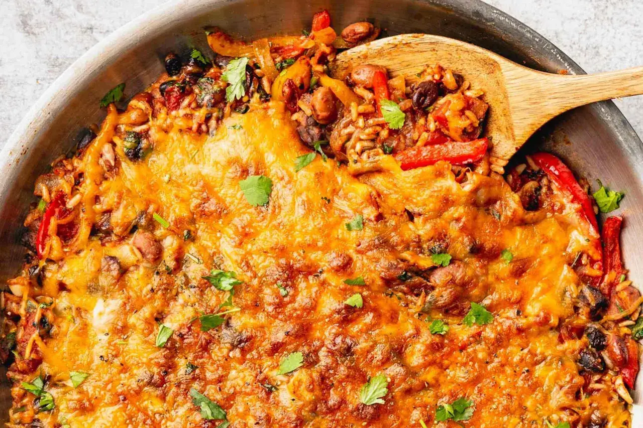 En smaklig grat&auml;ng med risrester, b&ouml;nor och paprika, toppad med sm&auml;lt ost. Ett perfekt recept f&ouml;r att ta vara p&aring; risrester.