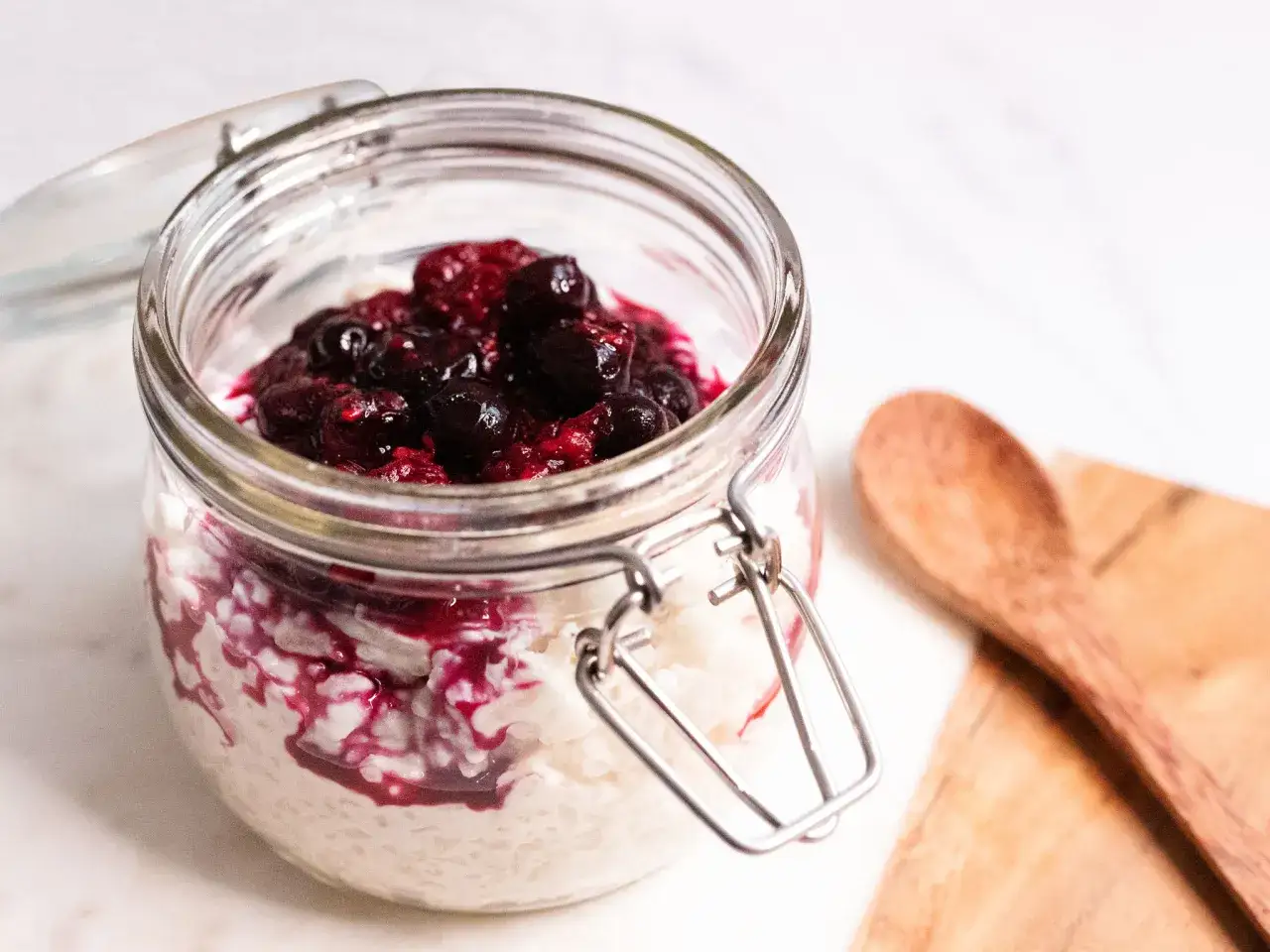 Milchreis im Glas mit Beeren. Eine gesunde Option für zwischendurch, die Frage