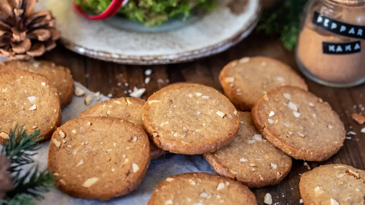 Pepparkakor med mandel, perfekta till fikat. Ett enkelt ica recept för julbaket.