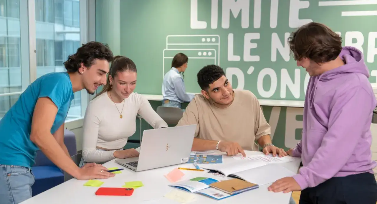 Des &eacute;tudiants travaillent ensemble sur un projet, peut-&ecirc;tre pour leur master sciences politiques &agrave; distance.