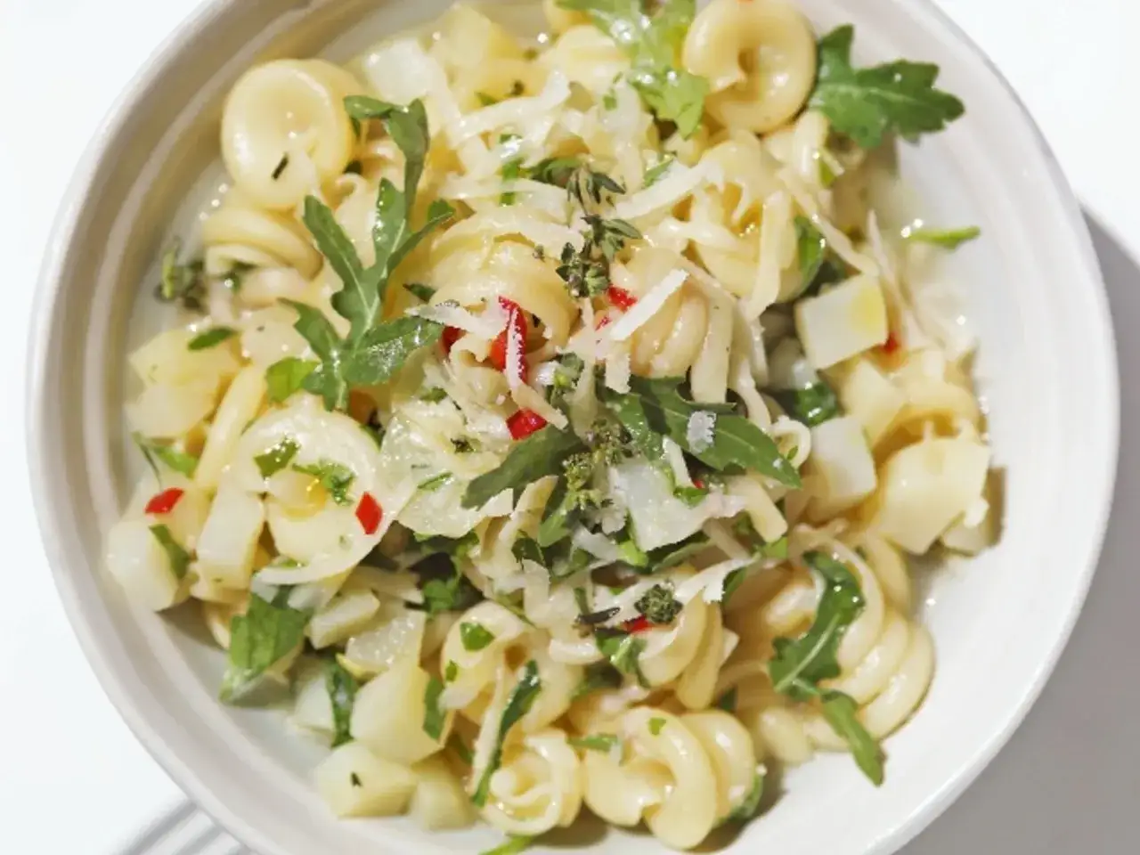 Ein köstlicher Nudelsalat mit Kartoffeln, Rucola und Parmesan – perfekt für die besten Salate zur Party.